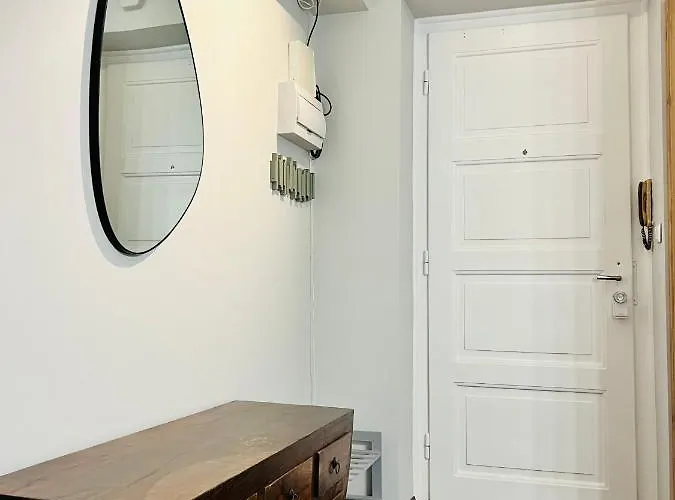 Timeless Old Centre With 2 Bathrooms And Balcony Lägenhet